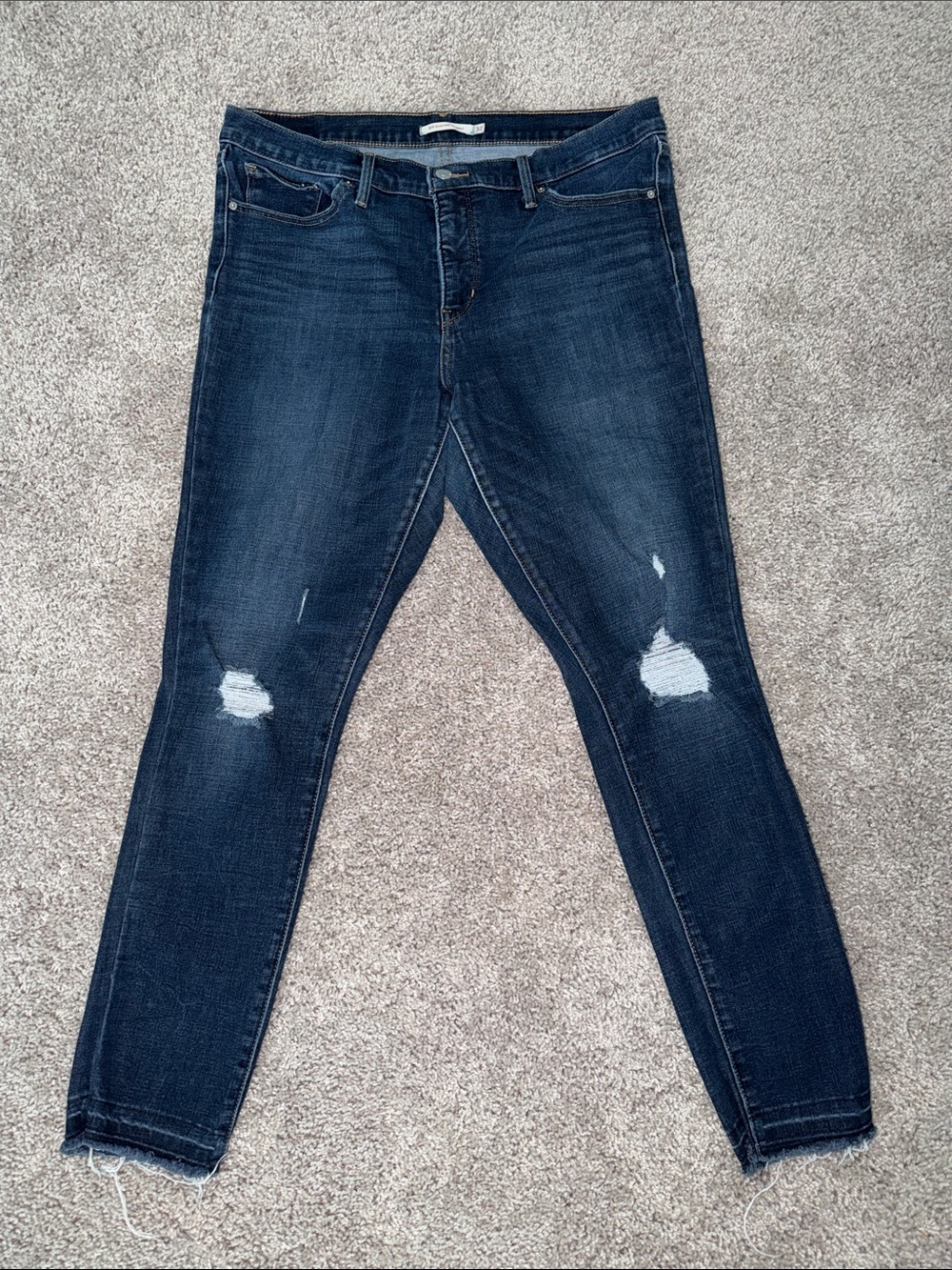 Levi's Women's Navy Blue Skinny Jeans with Knee Rips